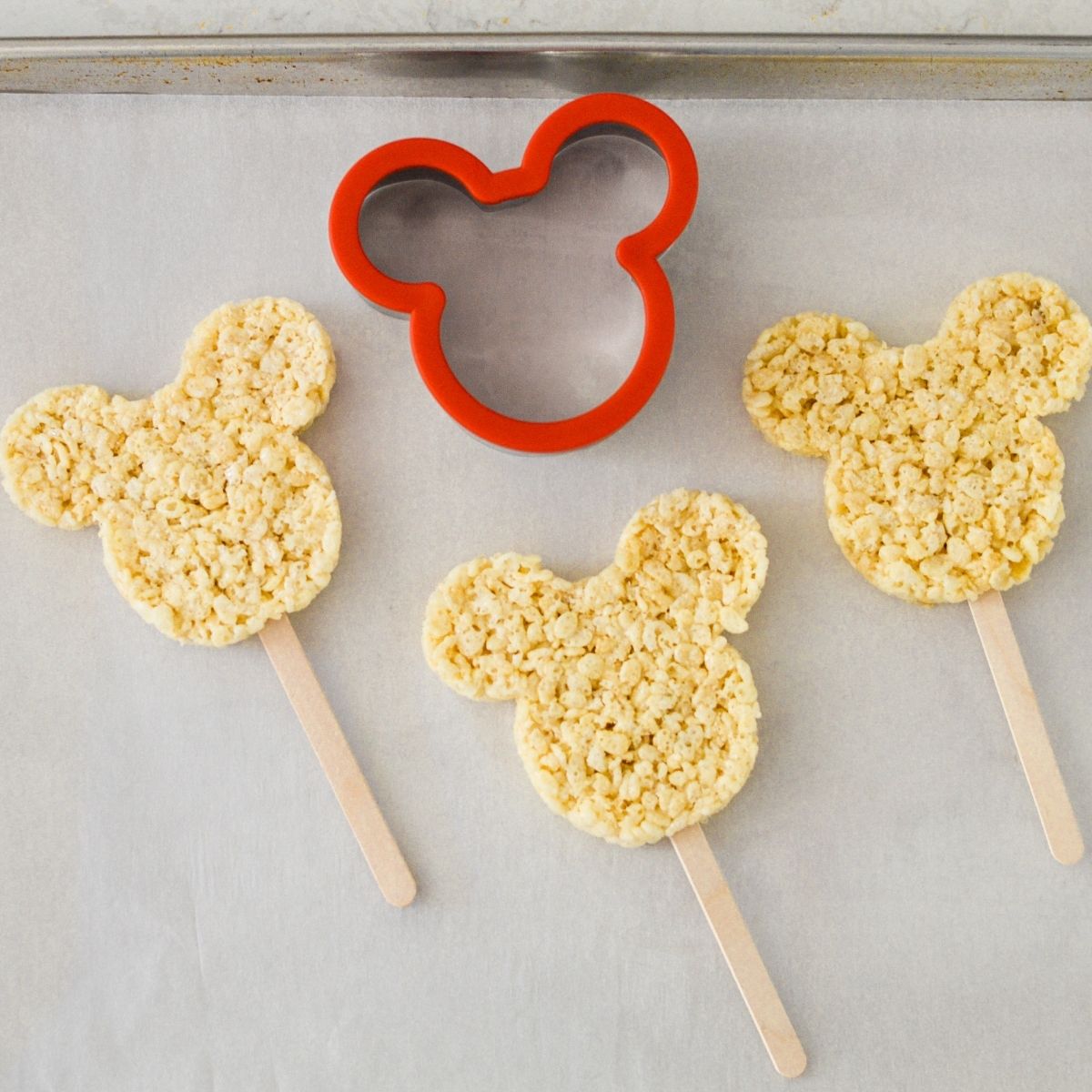 These Minnie Witch Rice Krispies Treats are so easy to make at home.  They taste and look just like the ones at Disneyland.  