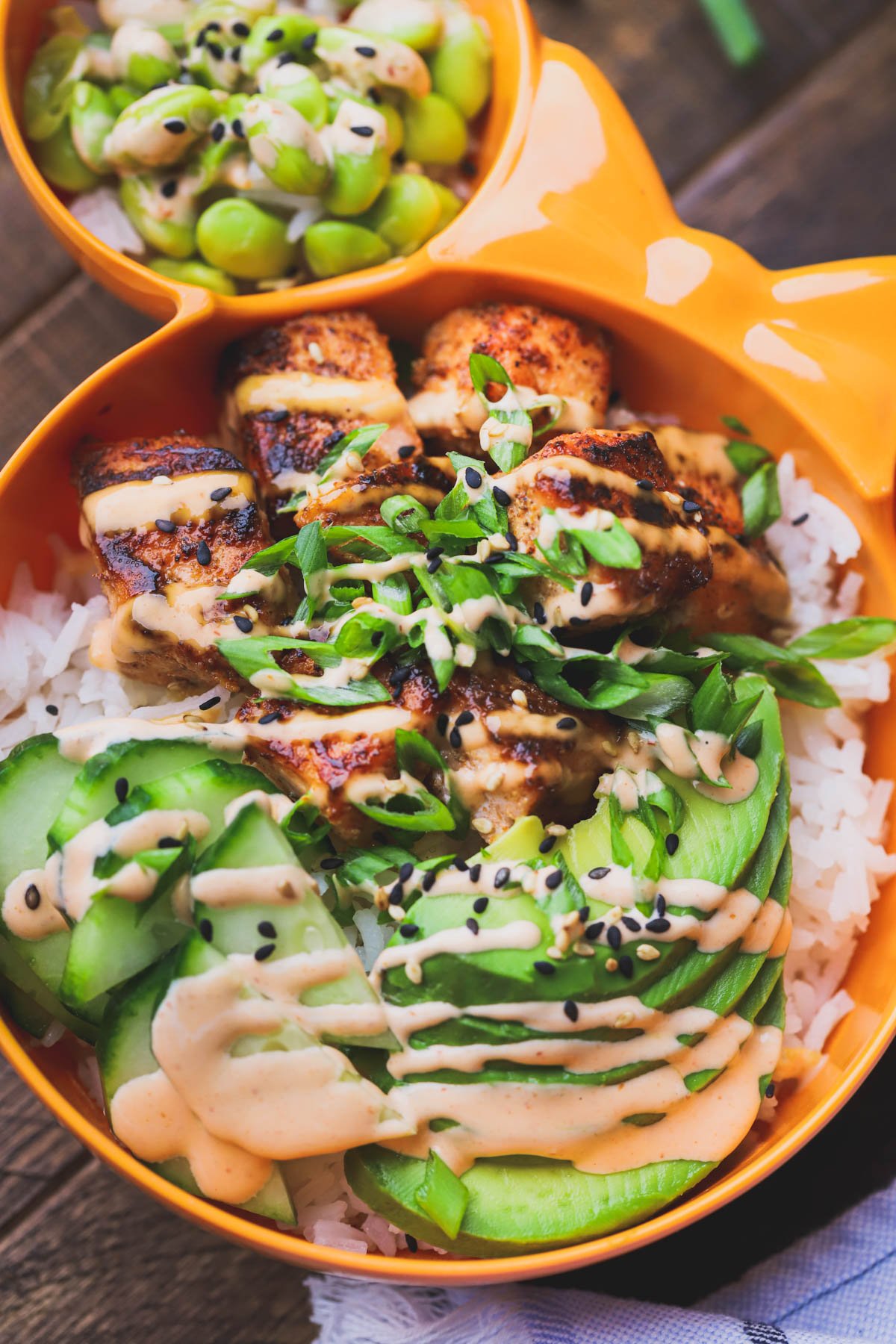 Crispy chunks of salmon, rice, avocado, scallions, edamame, spicy mayo and sesame seeds.