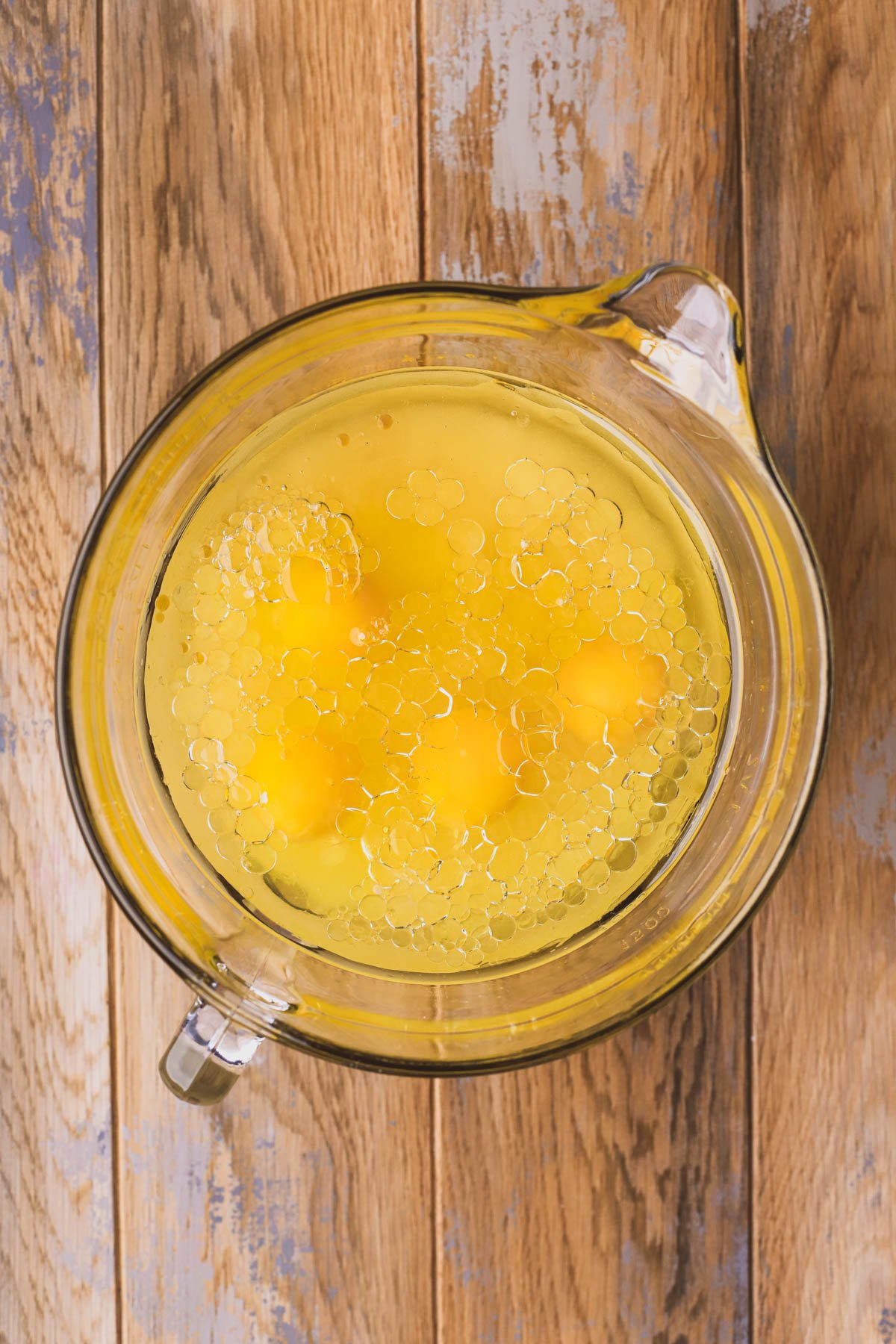 Eggs, oil, water, vanilla extract.