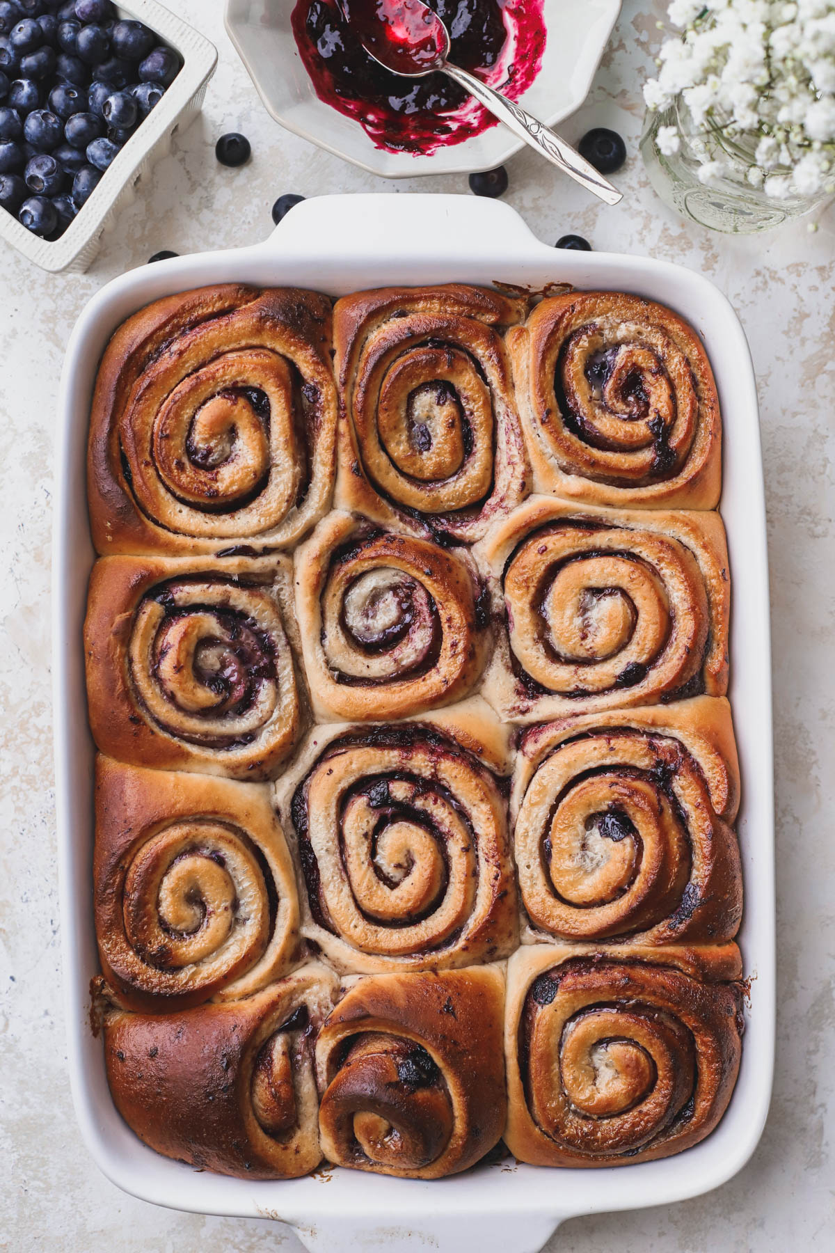 Baked cinnamon rolls with blueberry. 