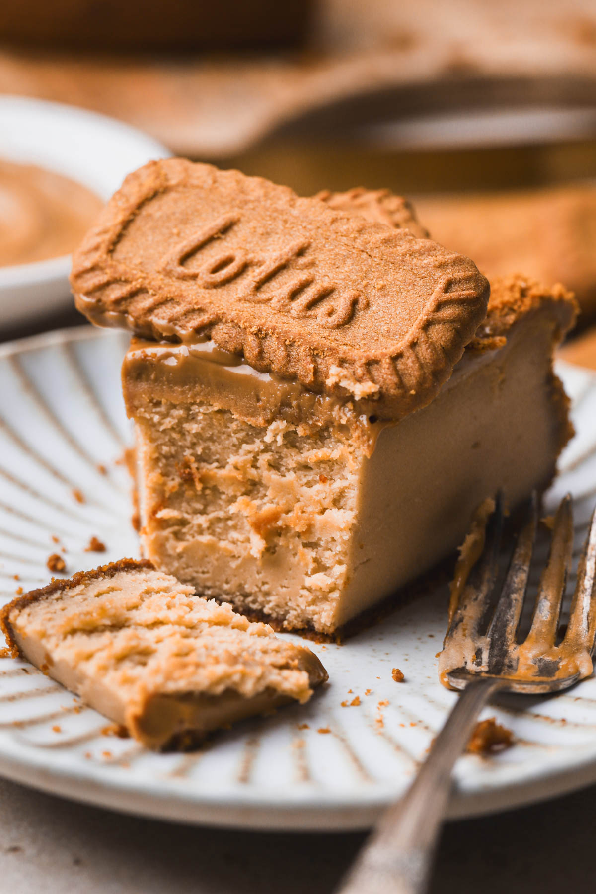 Biscoff cheesecake with melted cookie butter and specula cookies. 
