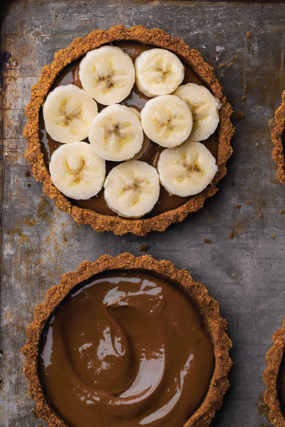 Graham cracker crust, dulce de leche, and sliced bananas.