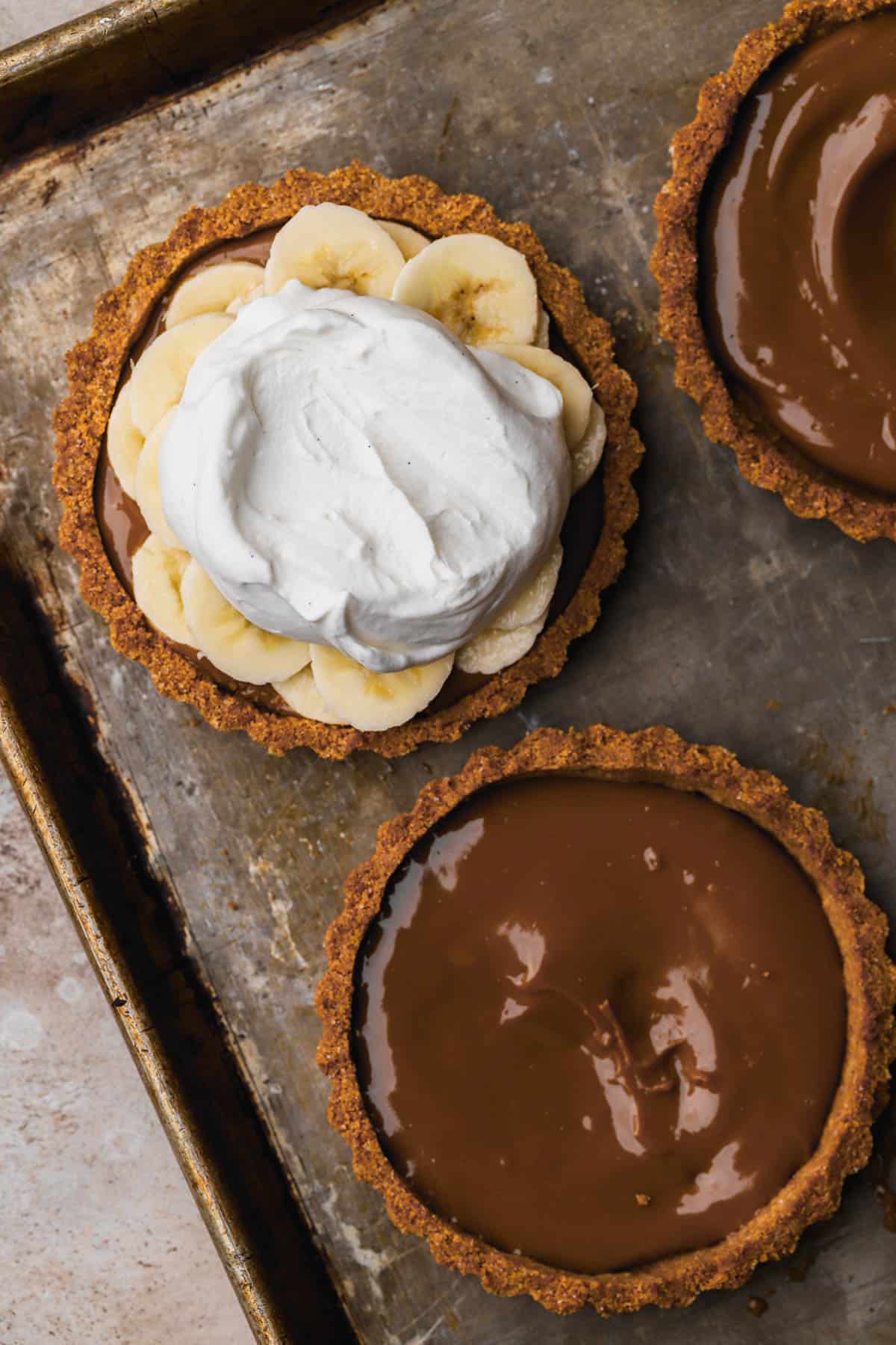Graham cracker crust, dulce de leche, whipped cream ,and sliced bananas.
