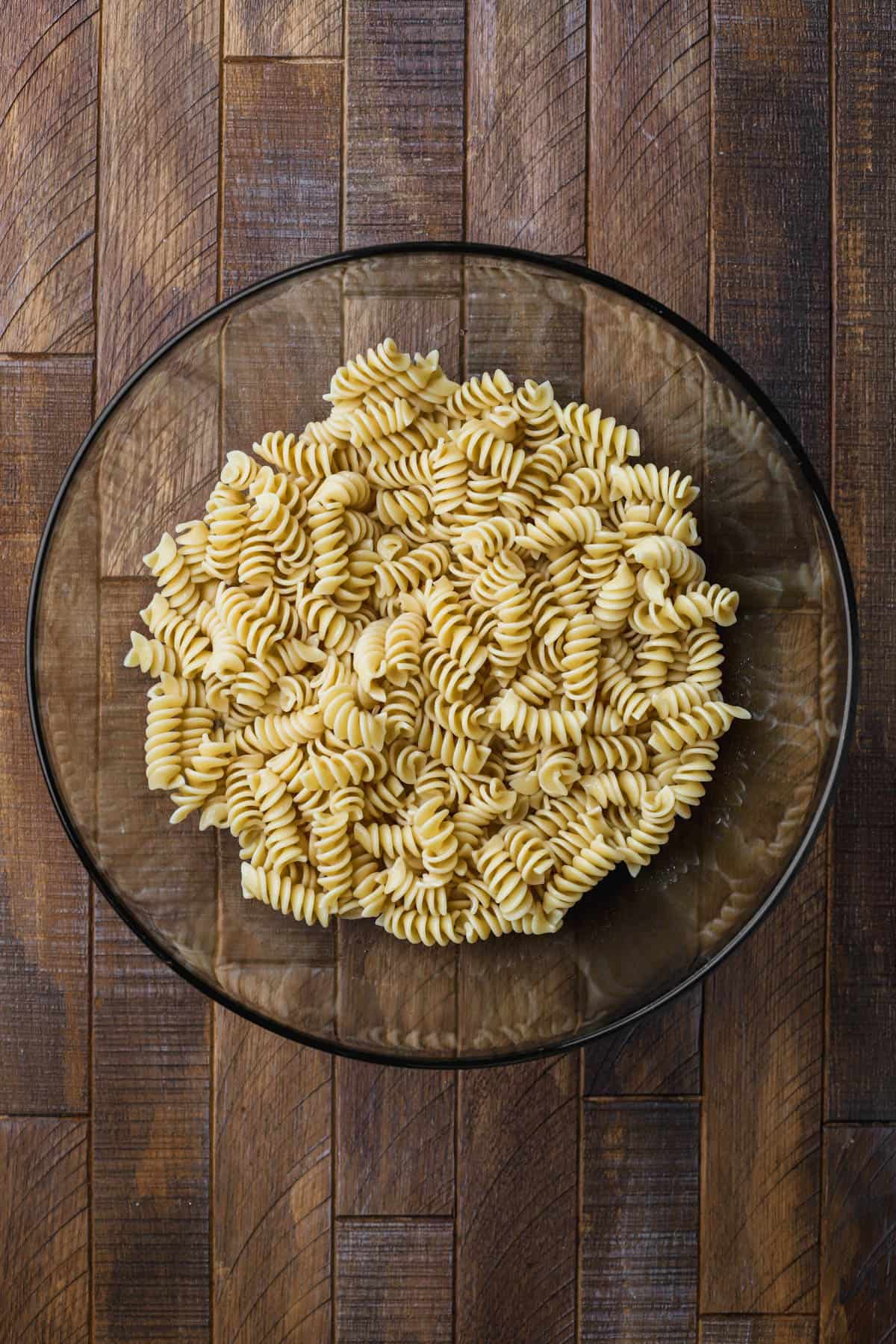 Cooked rotini pasta.